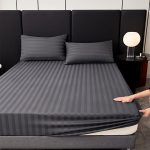 ملاية سرير مخططة بمطاط كامل – أناقة عصرية وثبات مثالي