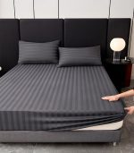 ملاية سرير مخططة بمطاط كامل – أناقة عصرية وثبات مثالي